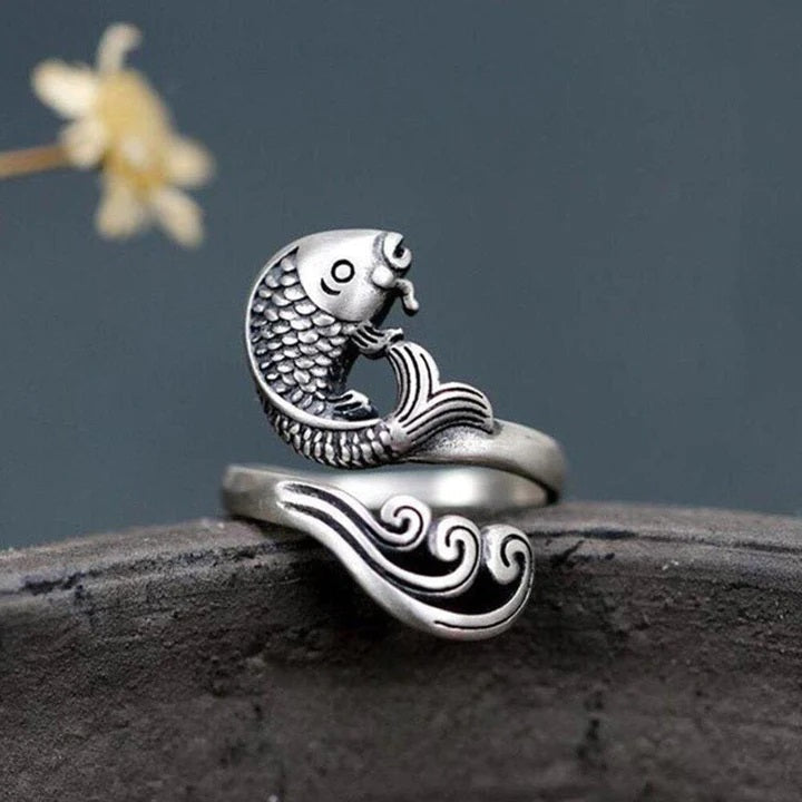 "Justerbar silverpläterad stickslinga för stickning, visar elegant miljövänlig design och hållbara material."