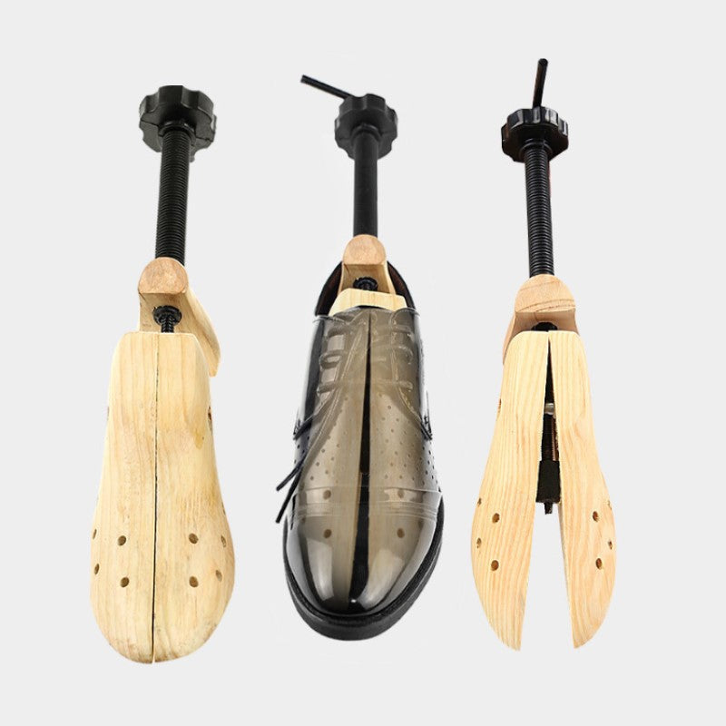 Justerbar skobår i naturligt trä med elegant yta. Passar alla skotyper och justeras för optimal passform.