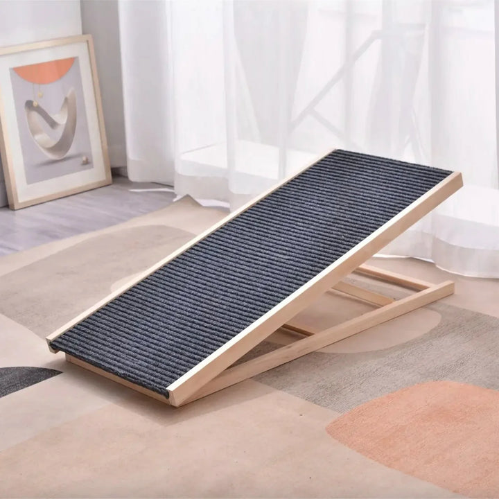 Snygg justerbar träramp för husdjur, design som passar heminredning, enkel för alla hundar.