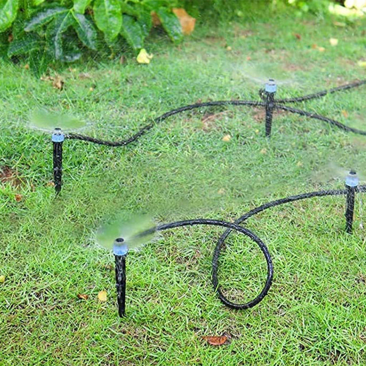 Justerbar trädgårdsbevattningsset i blå PVC, enkel installation med droppbevattning för exakt växthantering utomhus.