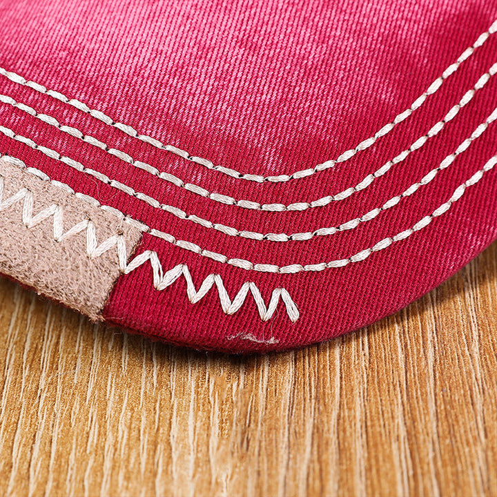 "Justerbar unisex baseballkeps i bomull med broderade detaljer, i flera färger, kupolformad med kort brätte."