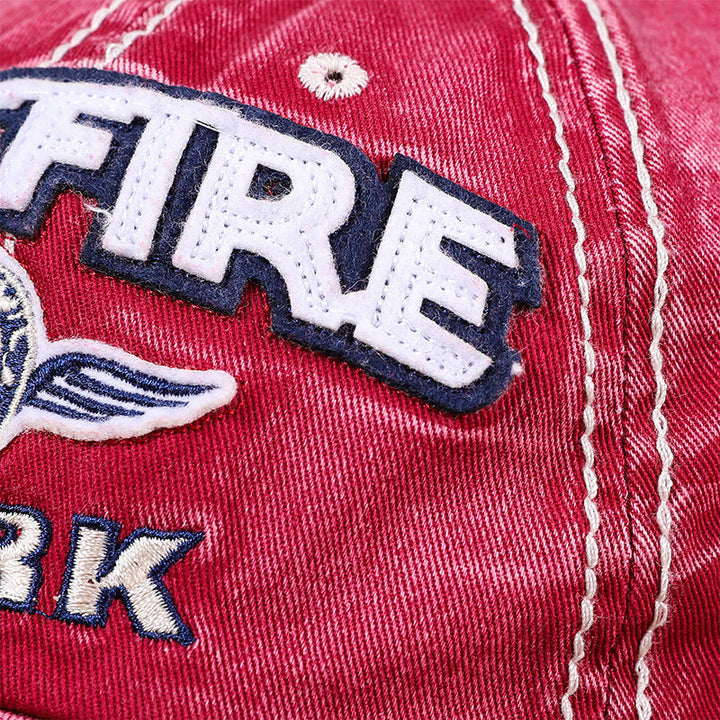 "Justerbar unisex baseballkeps i bomull med broderade detaljer, i flera färger, kupolformad med kort brätte."