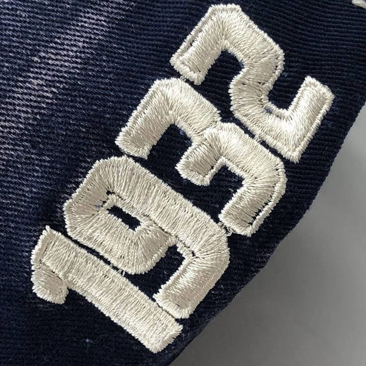 "Justerbar unisex baseballkeps i bomull med broderade detaljer, i flera färger, kupolformad med kort brätte."