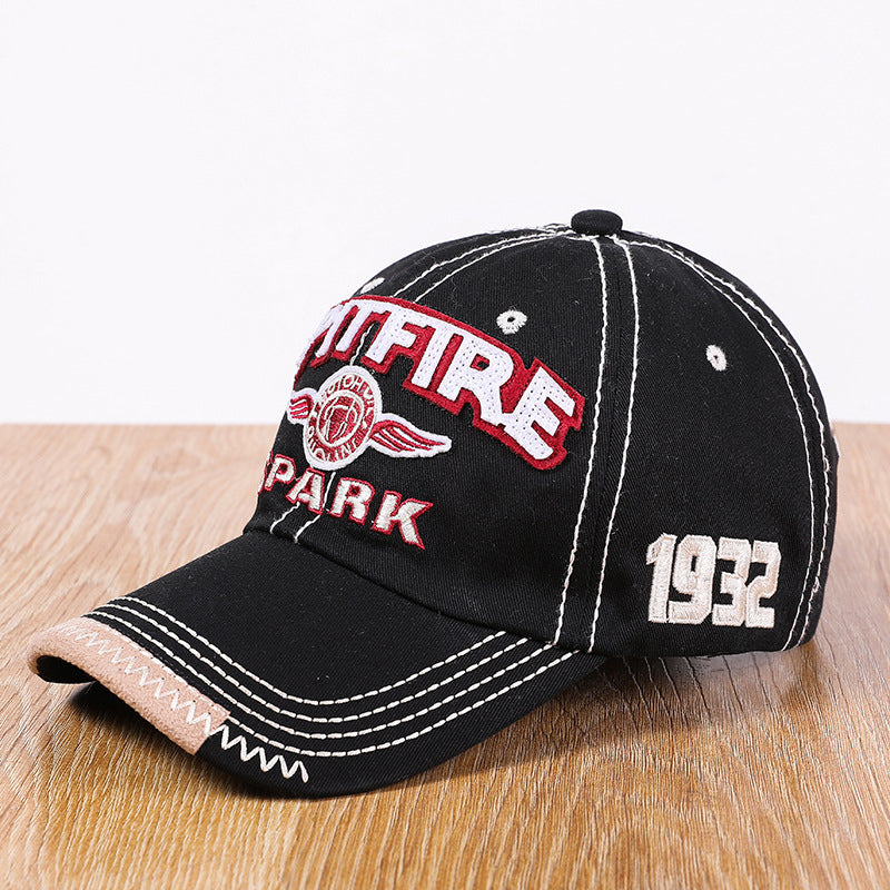 "Justerbar unisex baseballkeps i bomull med broderade detaljer, i flera färger, kupolformad med kort brätte."