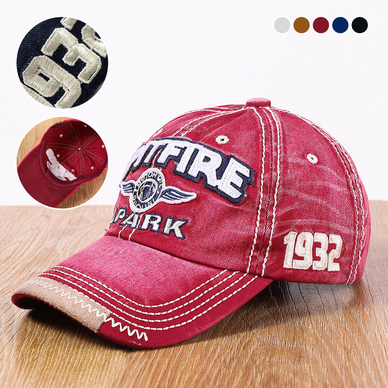 "Justerbar unisex baseballkeps i bomull med broderade detaljer, i flera färger, kupolformad med kort brätte."