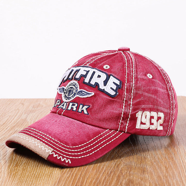 "Justerbar unisex baseballkeps i bomull med broderade detaljer, i flera färger, kupolformad med kort brätte."