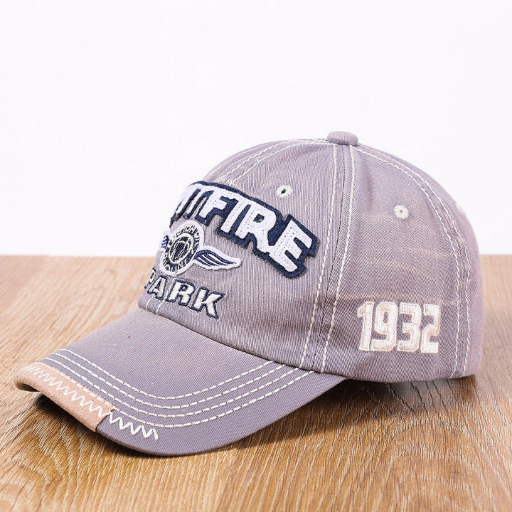 "Justerbar unisex baseballkeps i bomull med broderade detaljer, i flera färger, kupolformad med kort brätte."