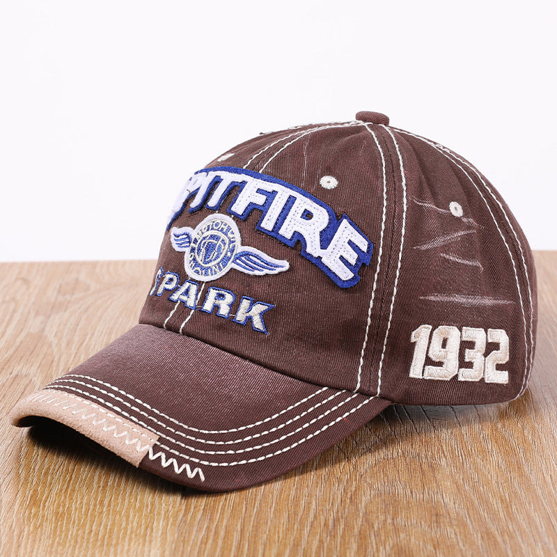 "Justerbar unisex baseballkeps i bomull med broderade detaljer, i flera färger, kupolformad med kort brätte."