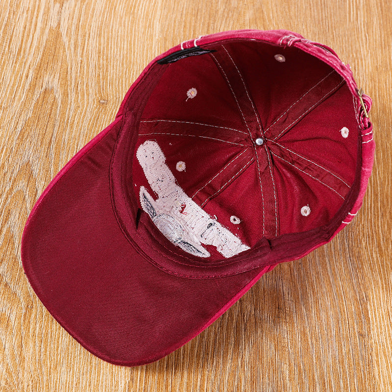 "Justerbar unisex baseballkeps i bomull med broderade detaljer, i flera färger, kupolformad med kort brätte."