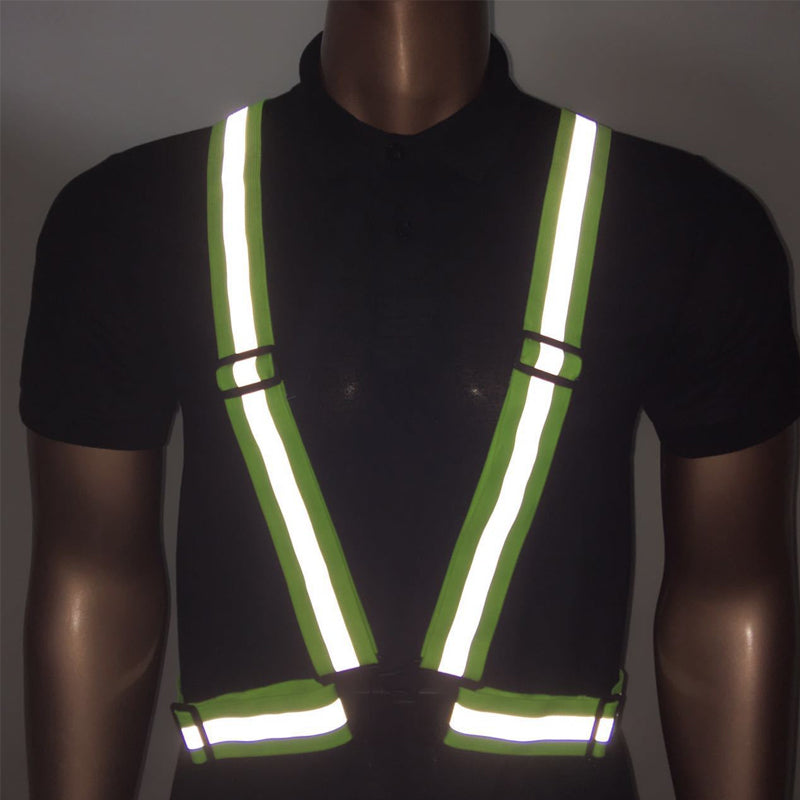 "Justerbar unisex reflexväst i fluorescerande grön med reflekterande band, idealisk för löpning och cykling."