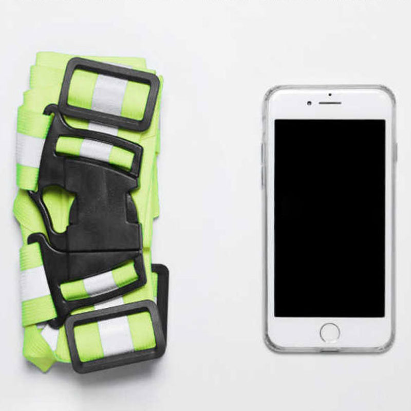 "Justerbar unisex reflexväst i fluorescerande grön med reflekterande band, idealisk för löpning och cykling."