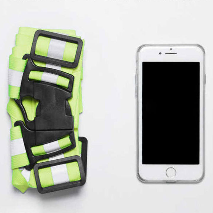 "Justerbar unisex reflexväst i fluorescerande grön med reflekterande band, idealisk för löpning och cykling."