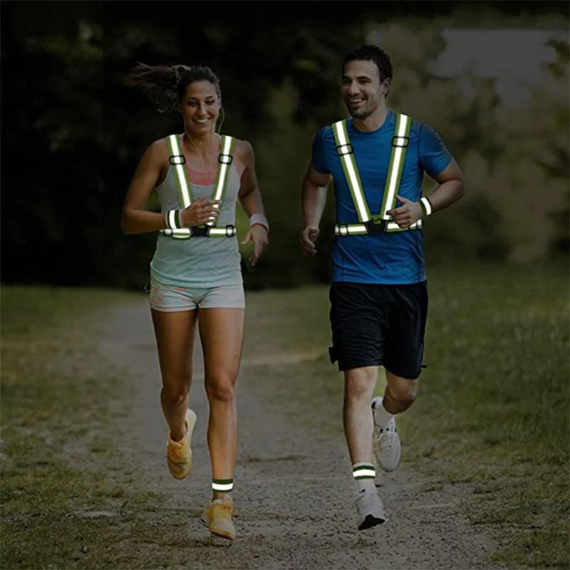 "Justerbar unisex reflexväst i fluorescerande grön med reflekterande band, idealisk för löpning och cykling."