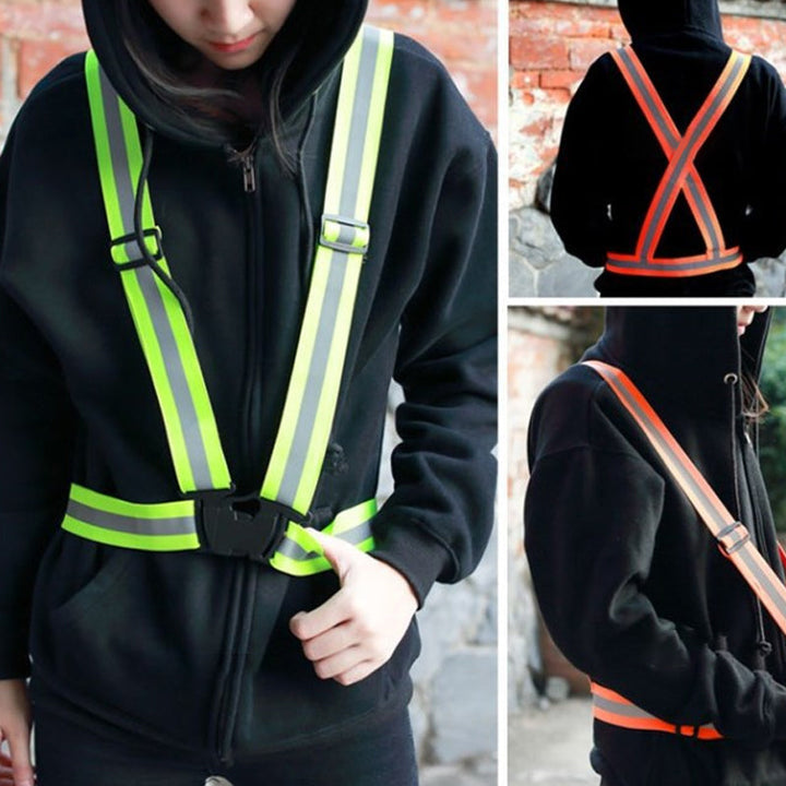 "Justerbar unisex reflexväst i fluorescerande grön med reflekterande band, idealisk för löpning och cykling."