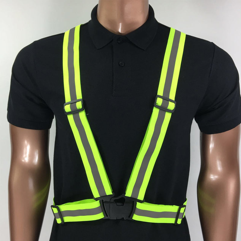 "Justerbar unisex reflexväst i fluorescerande grön med reflekterande band, idealisk för löpning och cykling."