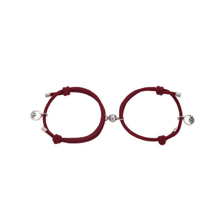 "Justerbara magnetiska armband för par, nickelfria, svart och rött rep med metallspänne, symboliserar lojalitet och kärlek."