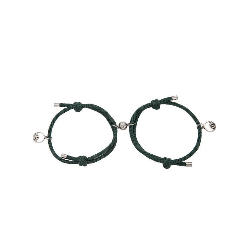 "Justerbara magnetiska armband för par, nickelfria, svart och rött rep med metallspänne, symboliserar lojalitet och kärlek."