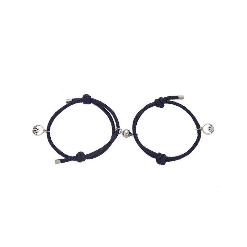 "Justerbara magnetiska armband för par, nickelfria, svart och rött rep med metallspänne, symboliserar lojalitet och kärlek."