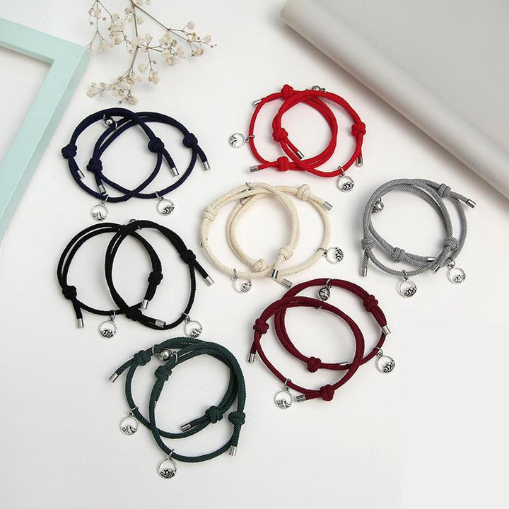 "Justerbara magnetiska armband för par, nickelfria, svart och rött rep med metallspänne, symboliserar lojalitet och kärlek."