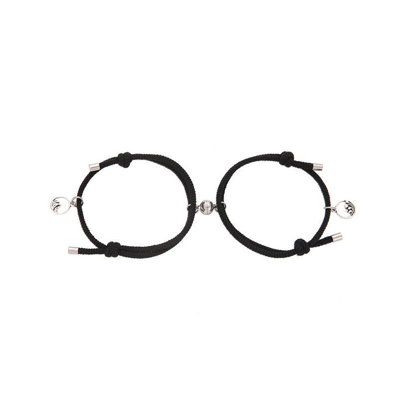 "Justerbara magnetiska armband för par, nickelfria, svart och rött rep med metallspänne, symboliserar lojalitet och kärlek."