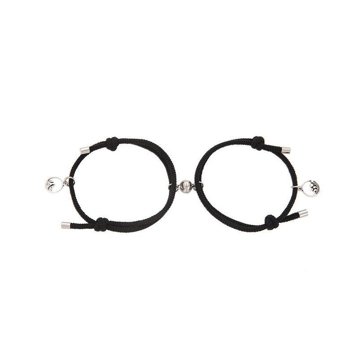 "Justerbara magnetiska armband för par, nickelfria, svart och rött rep med metallspänne, symboliserar lojalitet och kärlek."