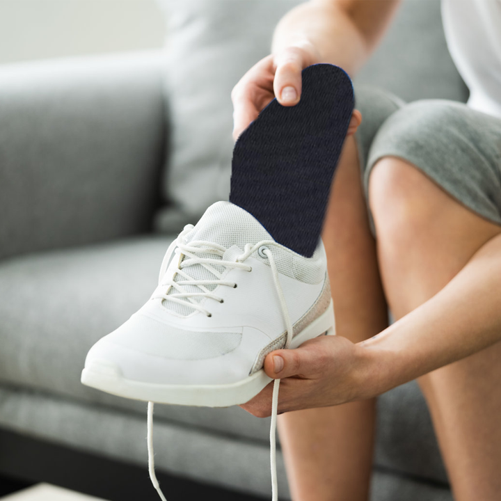 Justerbara ortotiska innersulor, svart med gul detalj, tillverkade av PU och GEL för överlägset stöd och komfort.