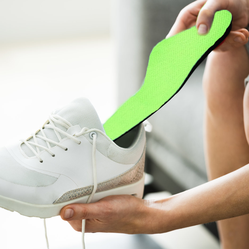 Justerbara ortotiska innersulor, svart med gul detalj, tillverkade av PU och GEL för överlägset stöd och komfort.