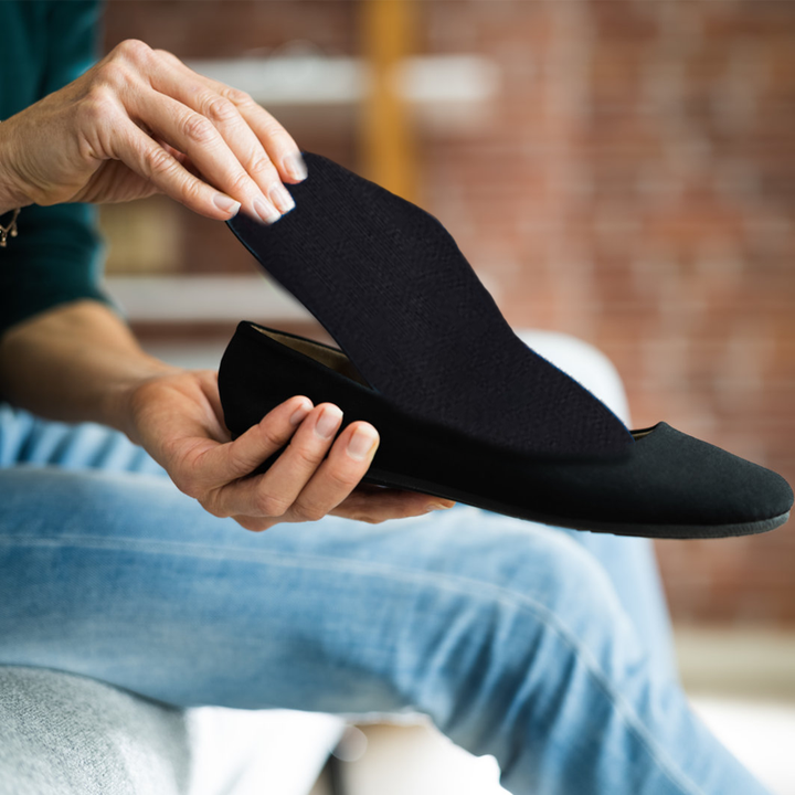 Justerbara ortotiska innersulor, svart med gul detalj, tillverkade av PU och GEL för överlägset stöd och komfort.