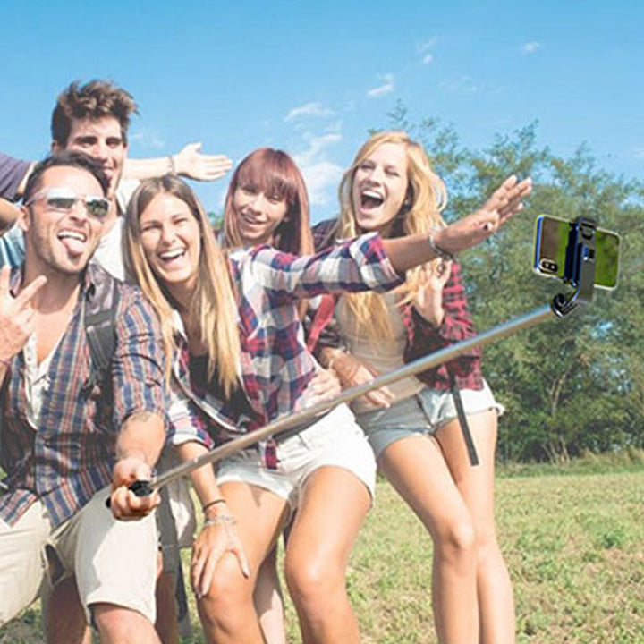 Justerbart Bluetooth selfie-stick och stativ, silver, kompakt design, inbyggd fjärrkontroll, för fotografering och resor.