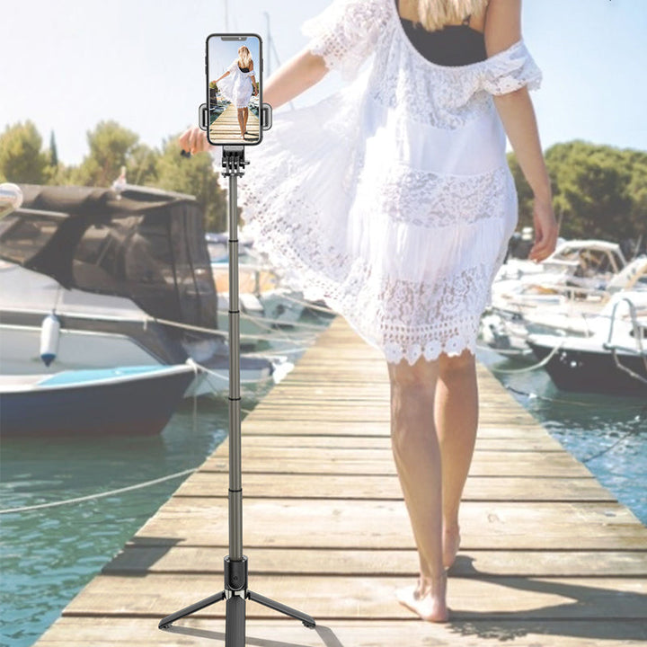 Justerbart Bluetooth selfie-stick och stativ, silver, kompakt design, inbyggd fjärrkontroll, för fotografering och resor.