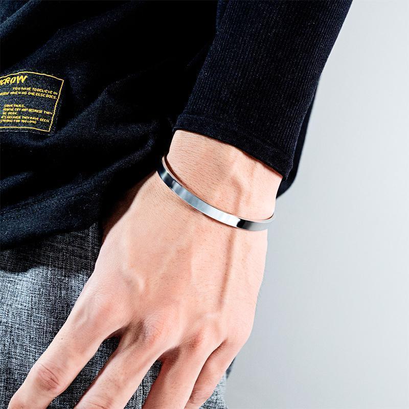 Justerbart damarmband i rostfritt stål med personlig gravyr, elegant design och justerbar passform, för kvinnors accessoarer.