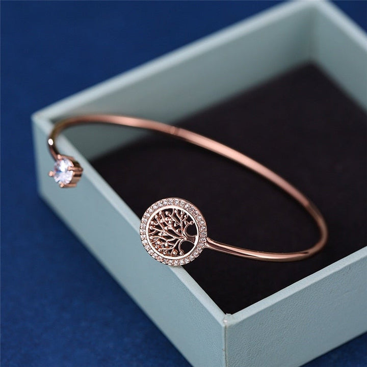 Detaljerat Livets träd-armband för damer. Justerbart symboliskt smycke i guld. Mångsidig accessoar.