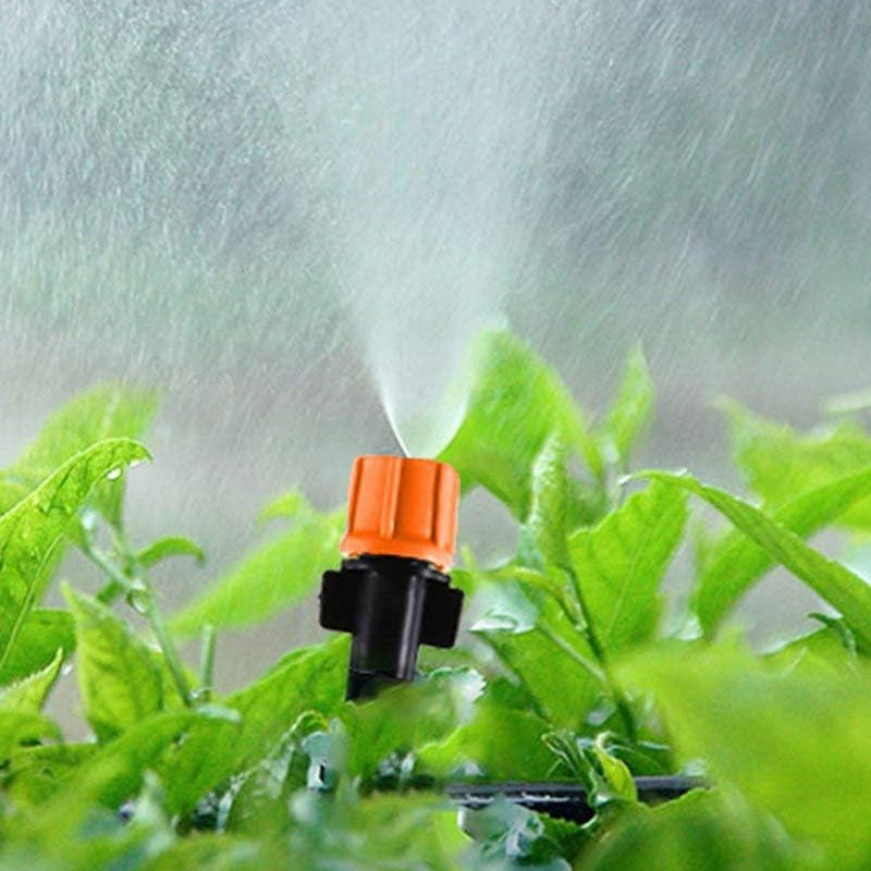 "Justerbart enportsmunstycke i svart och orange plast för effektiv trädgårdsbevattning, vattensparande design."