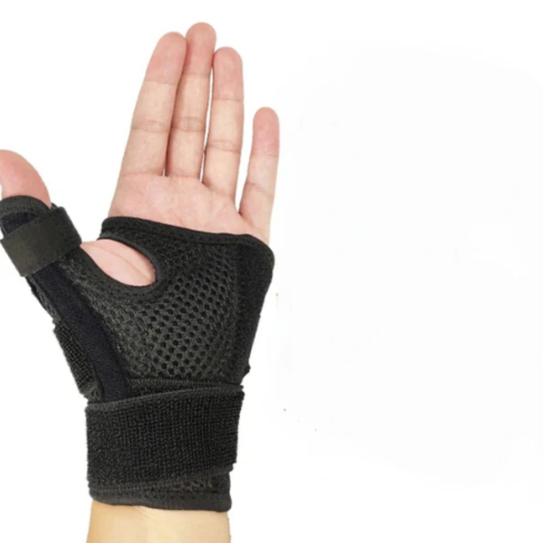 Svart handstöd med tumbandsfunktion som ger extra stabilitet för handleden under rehabilitering och aktivitet.
