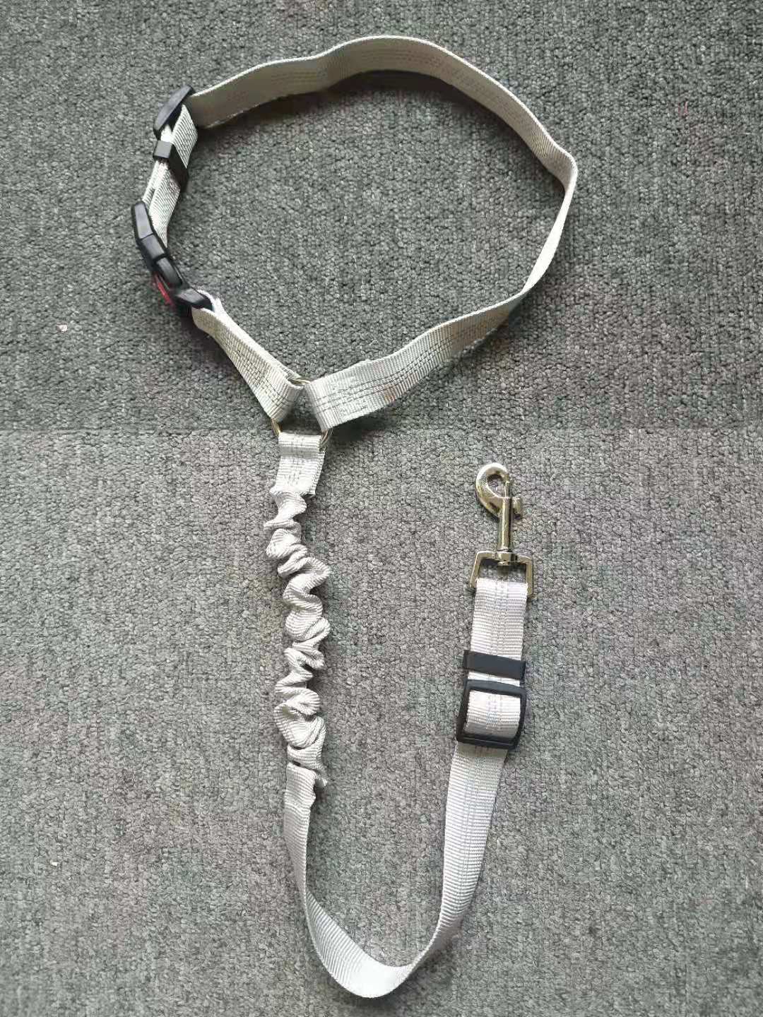 Säkerhet för hund i bilen med detta justerbara bilbälte. Perfekt för korta och långa bilresor.