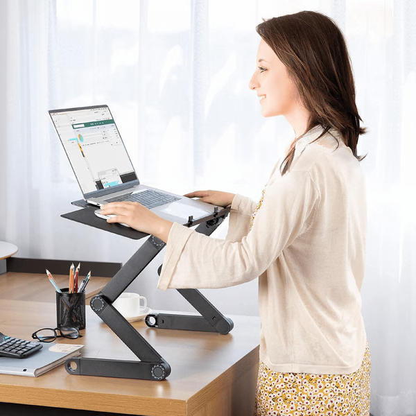 Flexibelt och hopfällbart laptopstativ för portabel användning, ökad komfort och minskad nackbelastning.