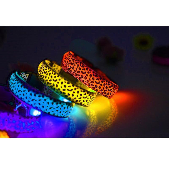 "Justerbart LED hundhalsband för nattbruk, nylon, synligt i mörker med blått, rött eller gult ljus, unisex design."