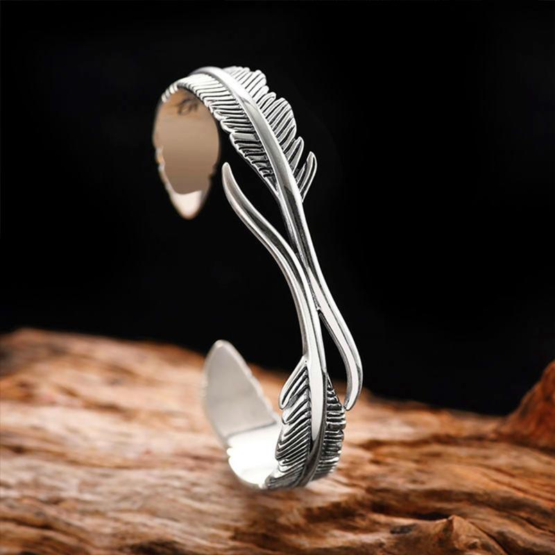 "Justerbart silverfjäderarmband för kvinnor, nickelfritt och elegant design med symboliskt fjädermotiv."