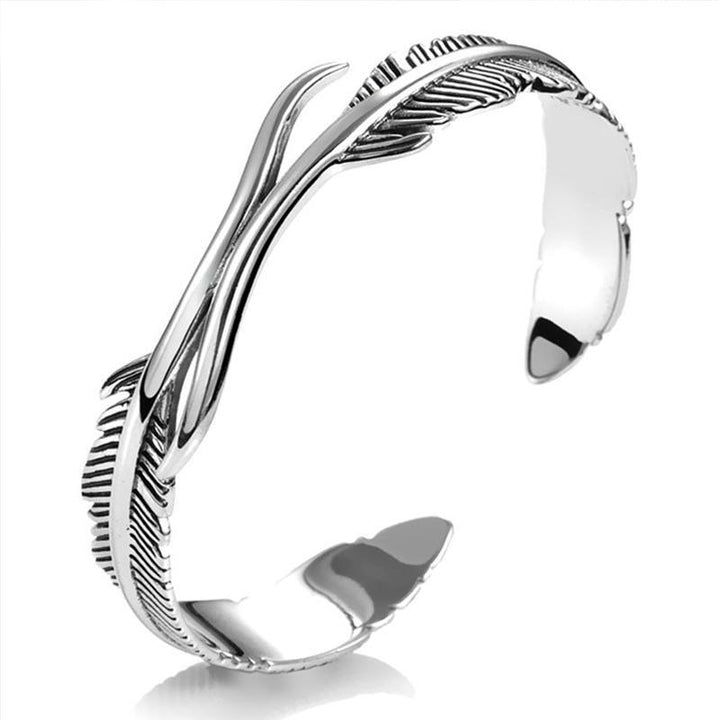 "Justerbart silverfjäderarmband för kvinnor, nickelfritt och elegant design med symboliskt fjädermotiv."
