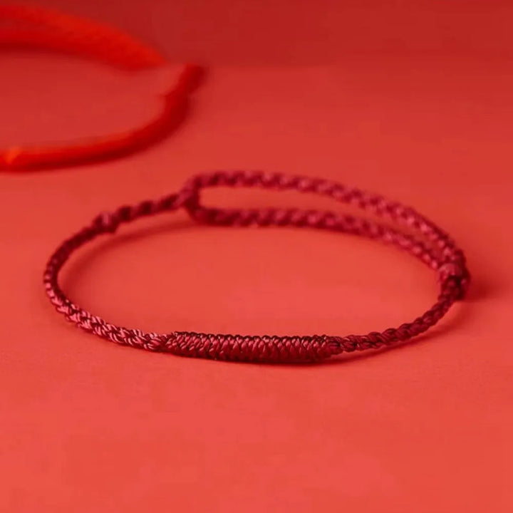 Detaljerat Kabbalah pärlarmband med röd tråd. Symboliskt skydd för damer & herrar.
