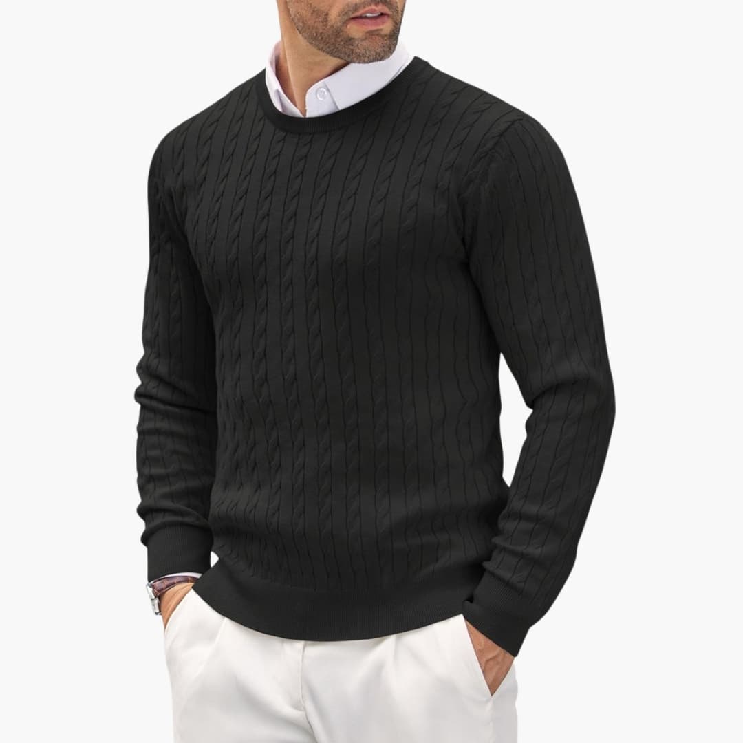 Närbild på en elegant kabelstickad herrtröja med detaljerat mönster. Mjuk stickad tröja för män.