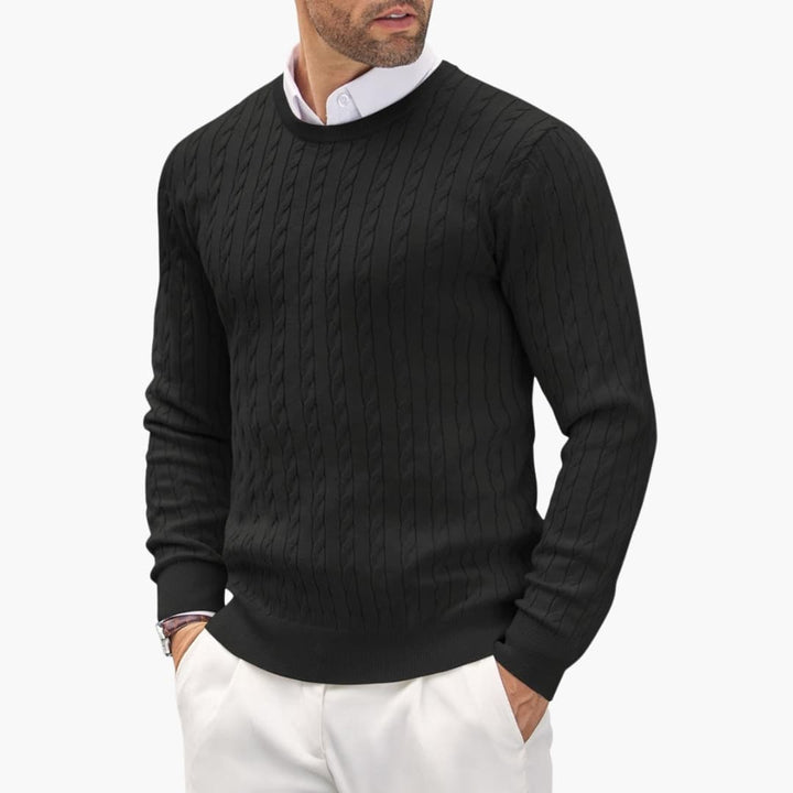 Närbild på en elegant kabelstickad herrtröja med detaljerat mönster. Mjuk stickad tröja för män.