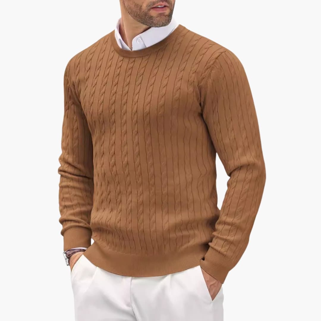 Slim fit herrtröja, kabelstickad med rund hals. Modern passform för en snygg och bekväm stil.