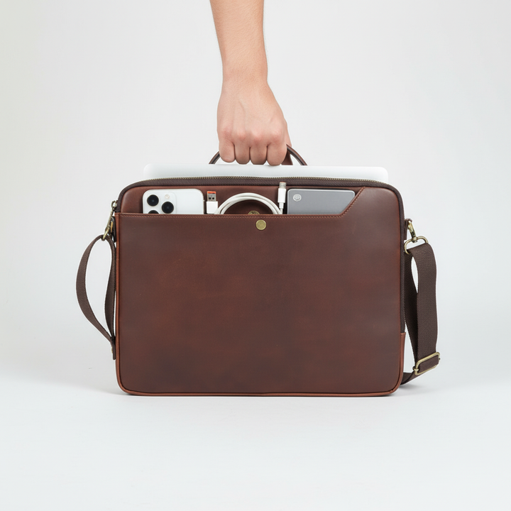 Stilren kaffebrun läder laptopväska, perfekt som kontors- eller pendlarväska. Praktisk unisex affärsväska.