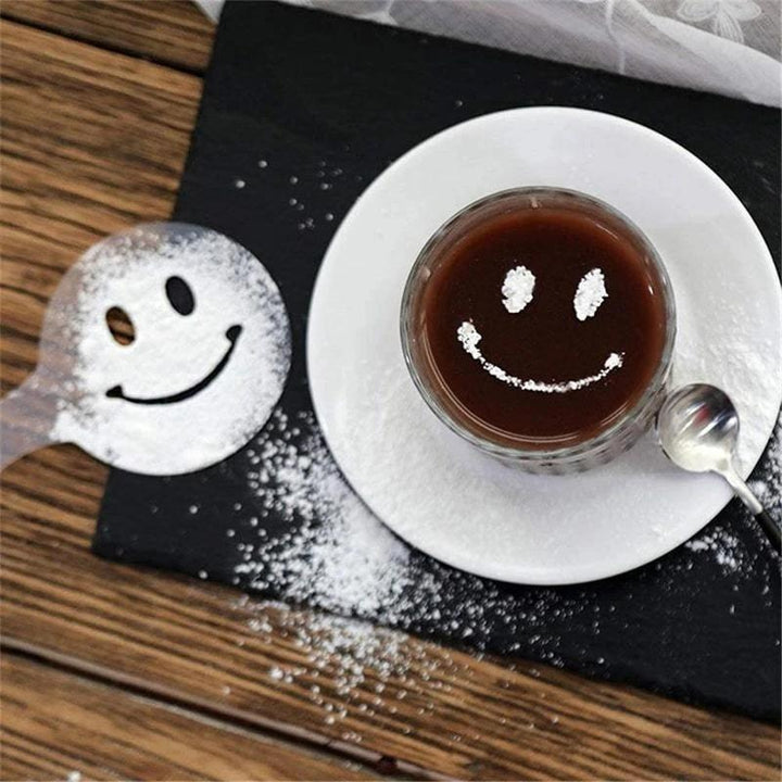 "Kaffeutskriftsmallar i livsmedelsklassad plast, med 16 kreativa mönster för unika kaffe- och dessertdekorationer."