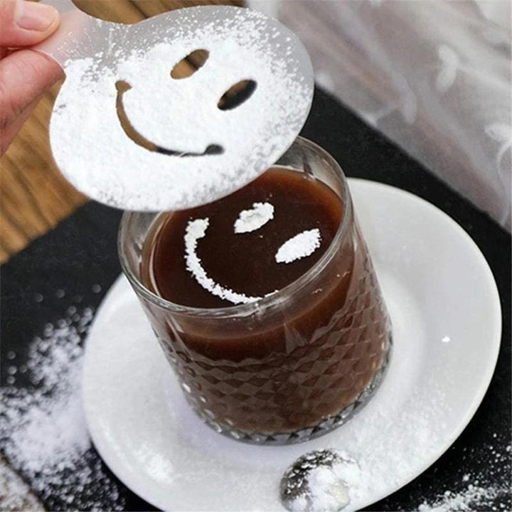 "Kaffeutskriftsmallar i livsmedelsklassad plast, med 16 kreativa mönster för unika kaffe- och dessertdekorationer."
