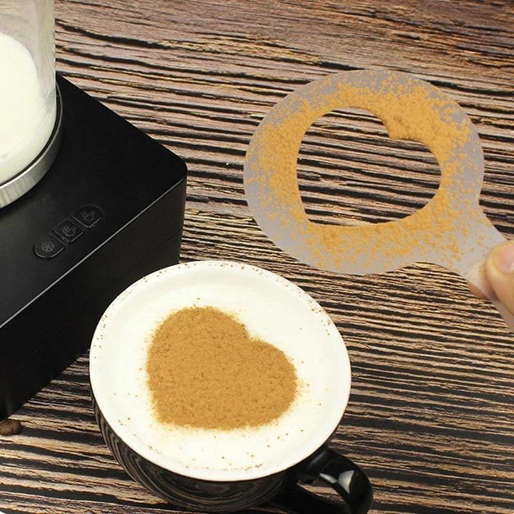 "Kaffeutskriftsmallar i livsmedelsklassad plast, med 16 kreativa mönster för unika kaffe- och dessertdekorationer."