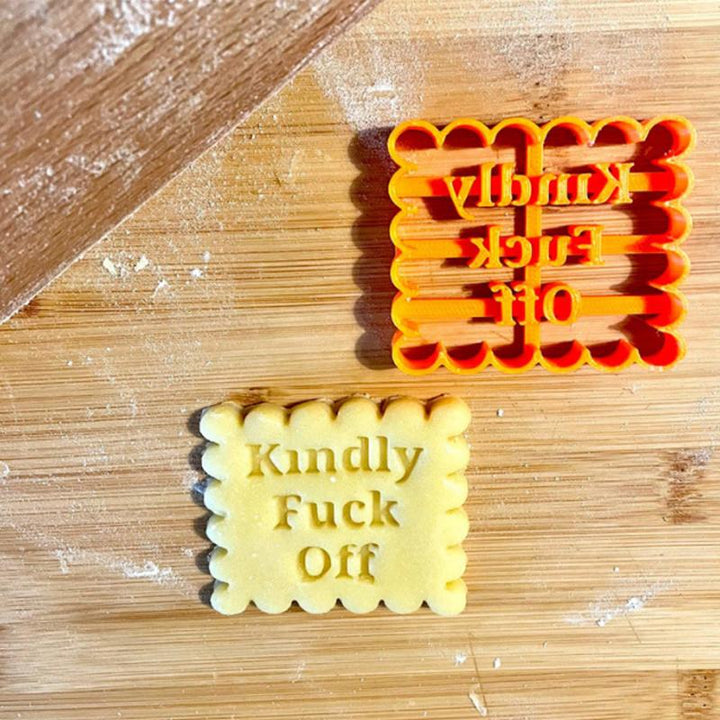 "Kakformar i orange plast med roliga texter, perfekta för humoristiska bakverk och festliga tillfällen."