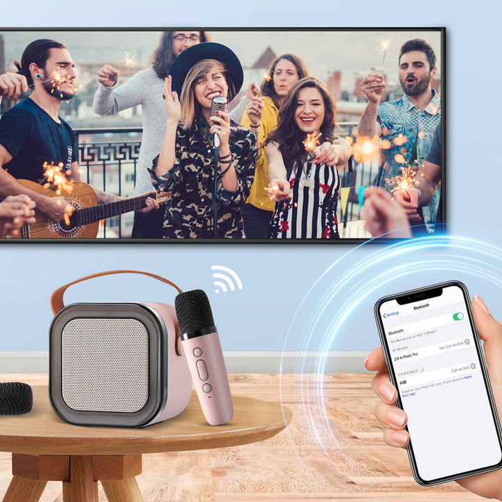 "Karaokemaskin för barn med två trådlösa mikrofoner, färgglada och bärbara, perfekt för sång och lek."