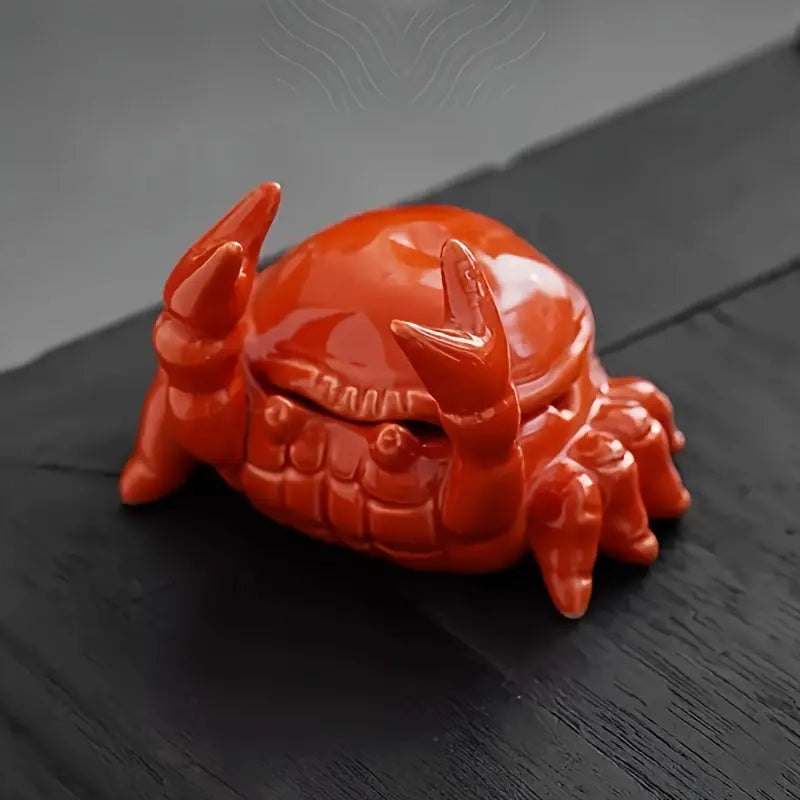 Detaljerat keramiskt askfat med krabbmotiv. En handgjord hemaccessoar som förhöjer din heminredning.